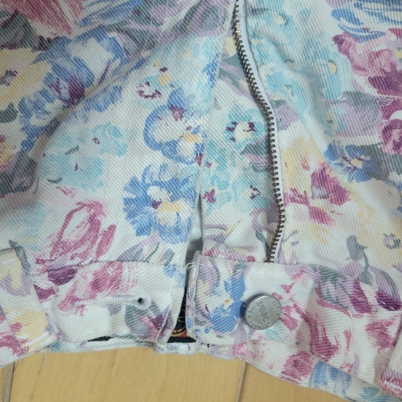 🌸 Vintage Sasson High-Waisted Floral Denim Shorts | Size 5 (Fits XS–S) | EUC 🌸 - Picture 4 of 5